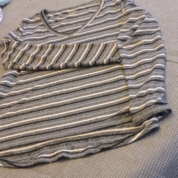 American Eagle women’s plush pullover sweater. - Picture 3 of 6